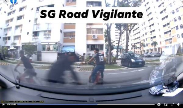 急速骑代步工具 青年撞轿车 不顾而去