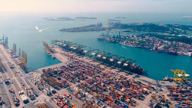 航拍新加坡港，世界最大的货柜港口之一