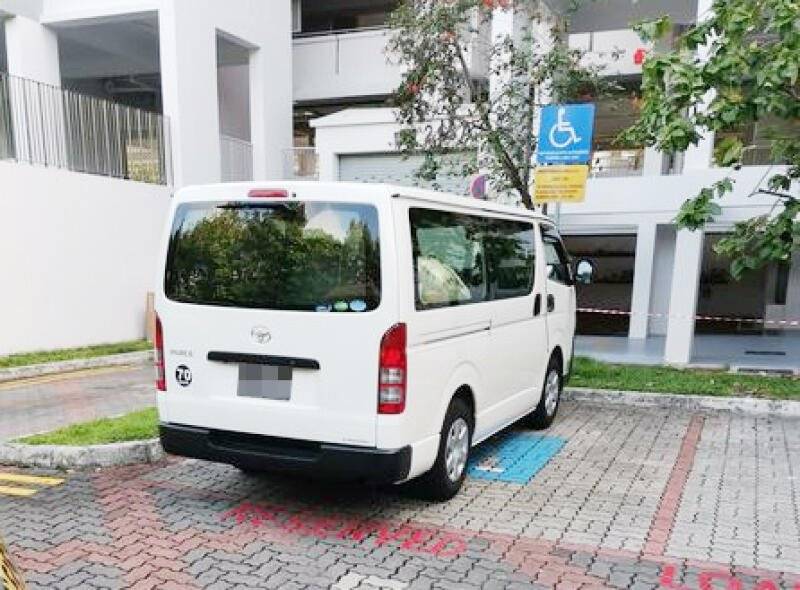 霸占残疾人泊车位  送货员呛：去报警咯