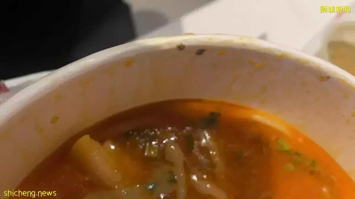 麻辣烫外卖吃出十多只小虫 女子申诉餐后肚疼腹泻