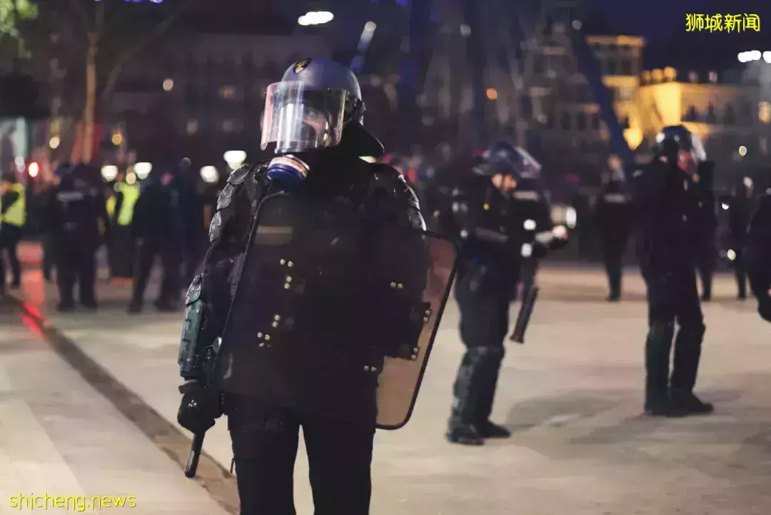 報警、投訴、法律咨詢……生活在新加坡必須知道的電話號碼，收藏這一篇就夠了