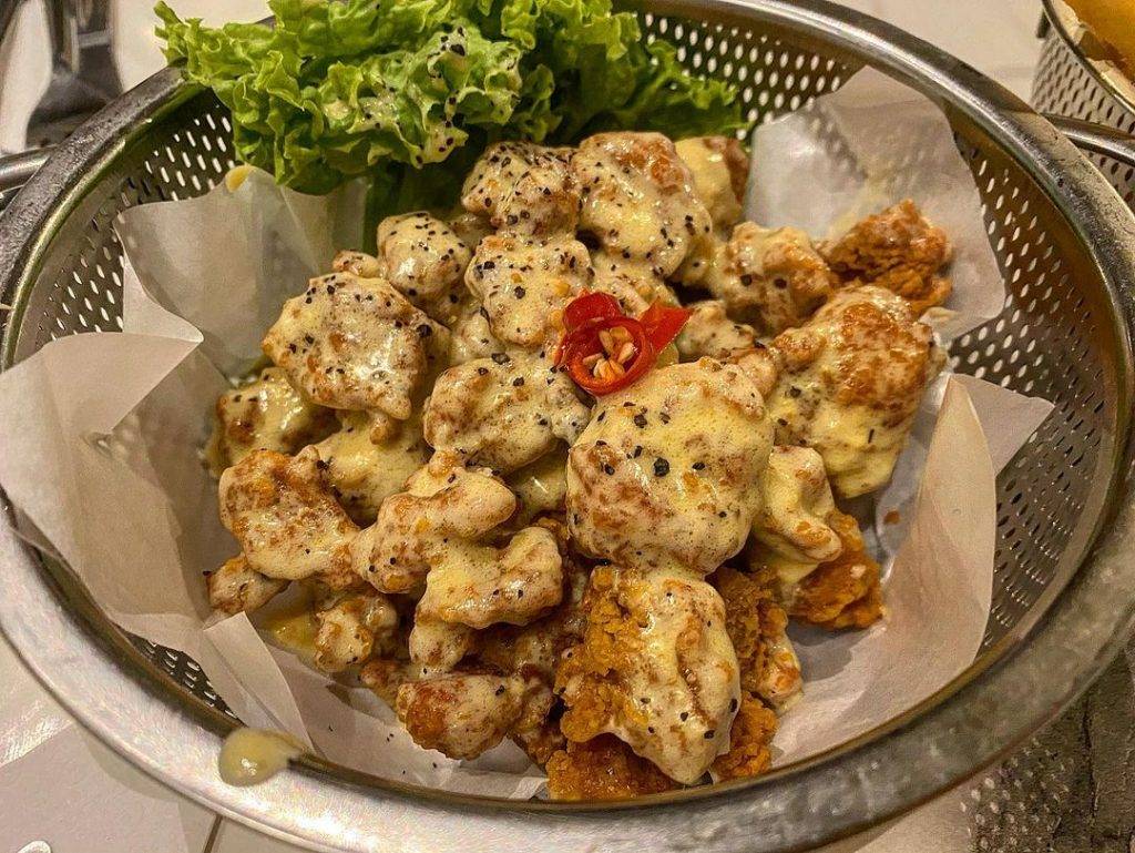 走入银色世界!乌节路平价网红西餐厅“49 seats”带你满墙银器打卡区🤩 便宜好吃又好拍