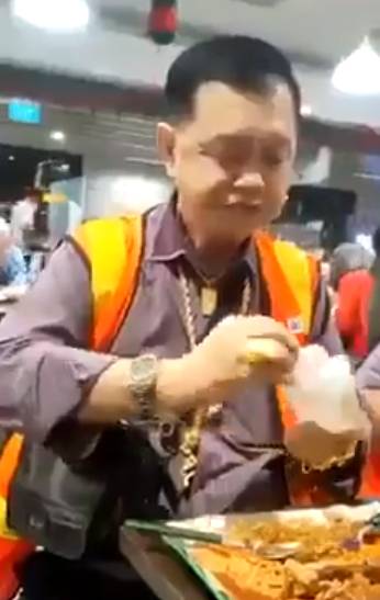 惊呆！新加坡公交司机脖子上戴几公斤的金链子，什么来头