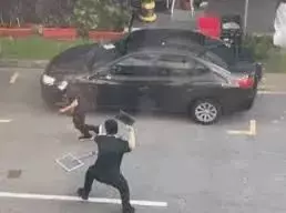 武吉士火锅店砍人案后续:老板开直播,曝被害人承担天价医药费