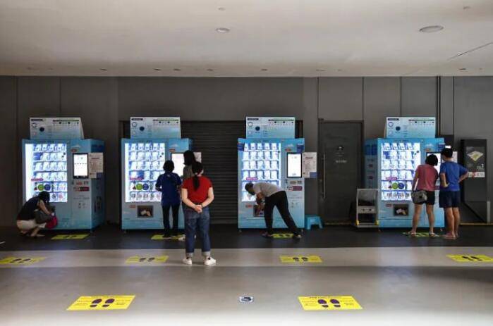 新加坡第一夫人透露:团队免费发口罩前要先抽打口罩“撒气”