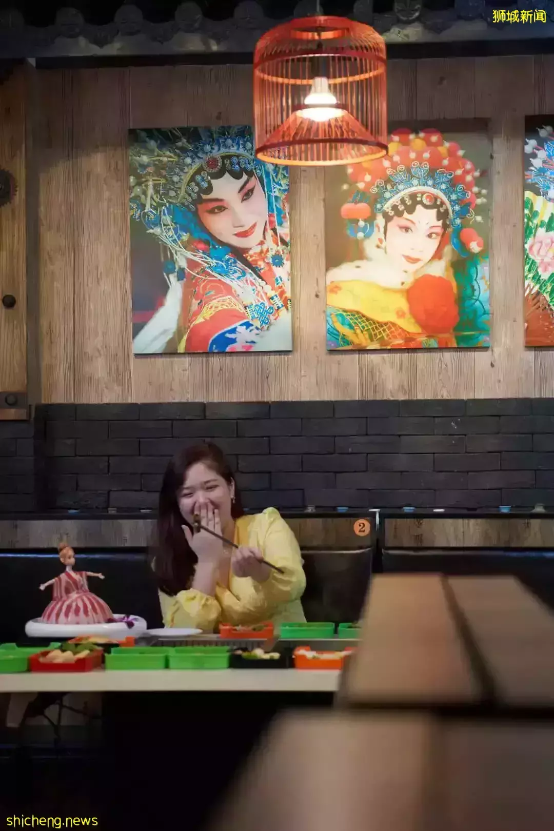 锅底限时免费!新加坡这家店烤涮双享:70种菜品、实现吃肉自由