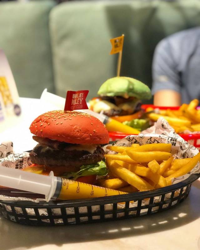 新加坡花式玩法⛳️Holey Moley 逼格爆棚的迷你高尔夫球酒吧!球场、酒吧、餐厅合为一体