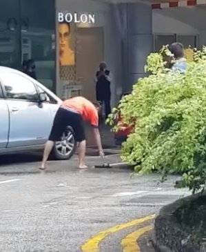 男人打架也抓头发!红衣男被狂揍 狼狈捡拖鞋