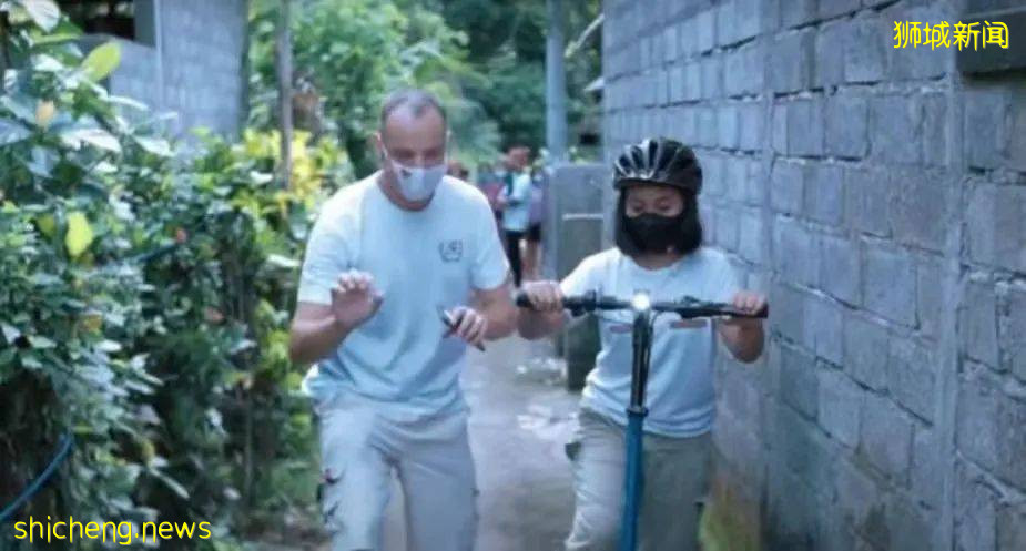 超有愛!新加坡禁用的電動踏板車送給印尼貧困學生代步