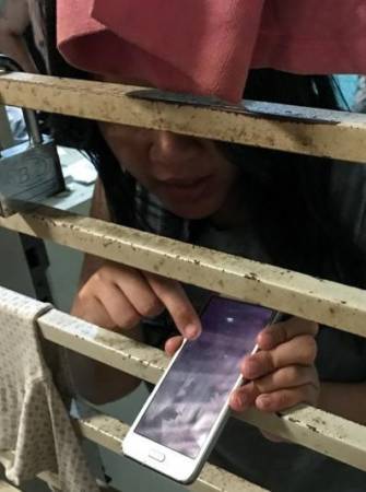 举锤又拿刀 无业汉挑衅邻居 出来打一架