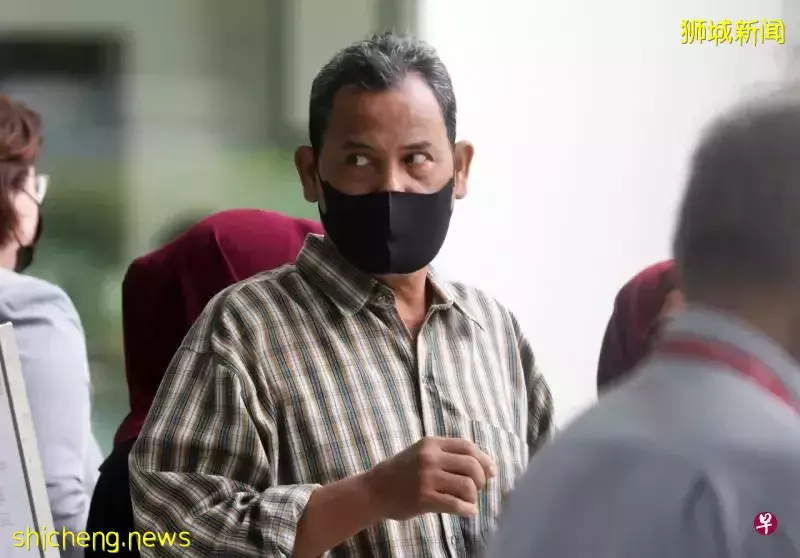 阿伯举拐杖示意过马路 骑士闪不及摔倒竟打人