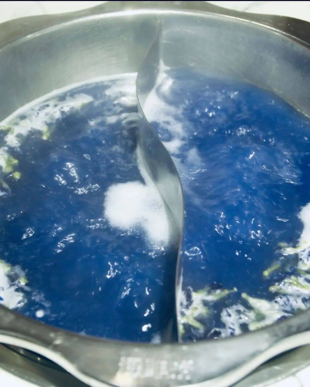 乌节路“海鲜捞”火锅店推出神秘蓝色泻湖汤底,哇哦蓝色圣诞限定版