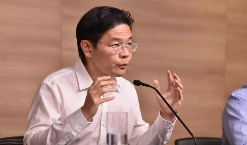 今天，新加坡部长汇报疫情时，哭了