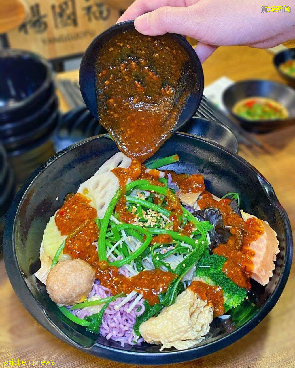 任性开吃✨盘点新加坡8家麻辣烫🍜汤底鲜香、荤素食材随便选！够麻够辣才过瘾😏 