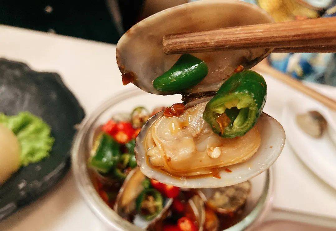 9.9新起吃網紅火鍋！小龍蝦湯底、花雕膠原湯，好喝到湯底都不剩