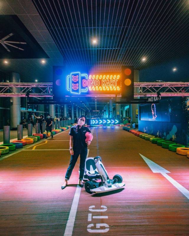 樟宜机场恐龙主题嘉年华!户外迷你卡丁车、炫彩夜间赛道🏎️ S$8优惠价至到12月底