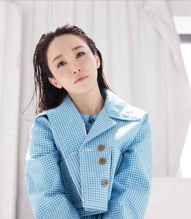 新加坡第一美女范文芳太美,打扮得像粉红佳人,49岁仍是万人迷