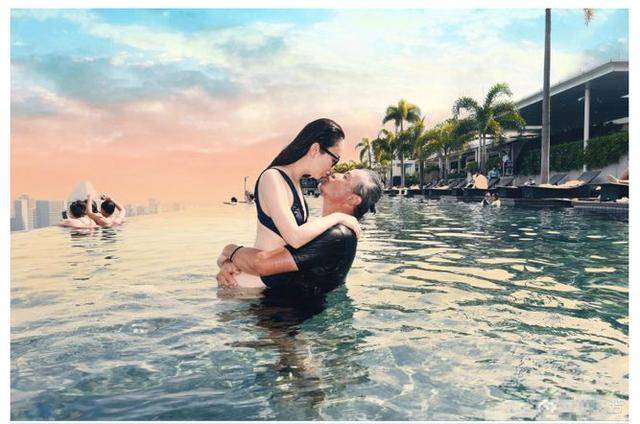 新加坡“国宝级演员”范文芳，爆红后被封杀，用13年再走向巅峰