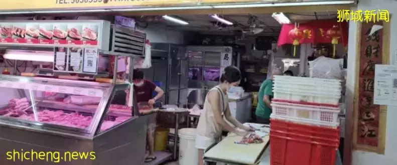 由于新冠疫情，新航空姐辭職回家，到菜市場賣豬肉