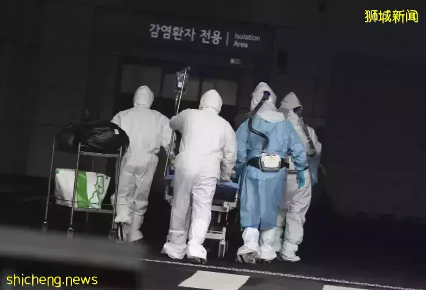 韩国失控!“共存”45天后紧急叫停!新加坡现24例奥密克戎,张文宏预测明年恢复正常生活