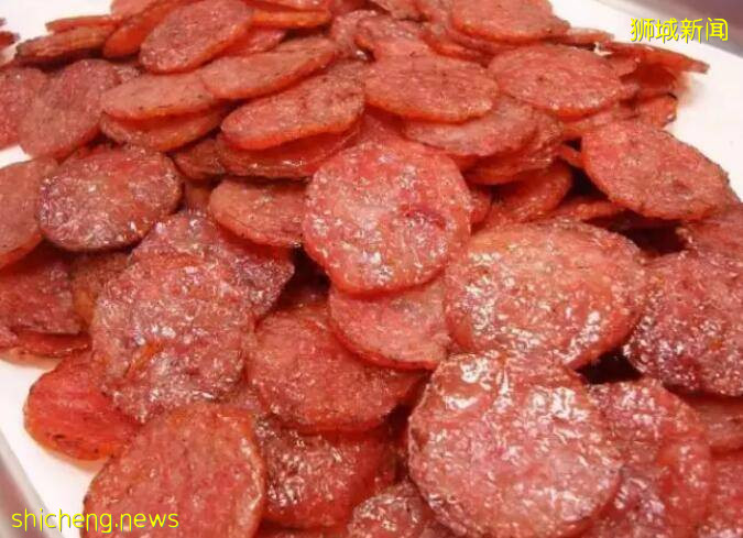 新加坡人看到鳄鱼第一反应:蜂拥围观!抢镜拍照!鳄鱼估计快被吓尿了