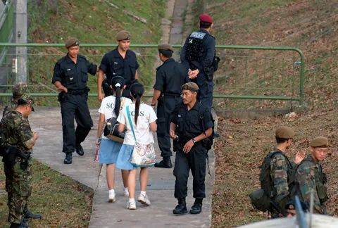 惊天越狱！中国籍囚犯在印尼徒手挖地道，成功越狱！新加坡也发生过相似案件