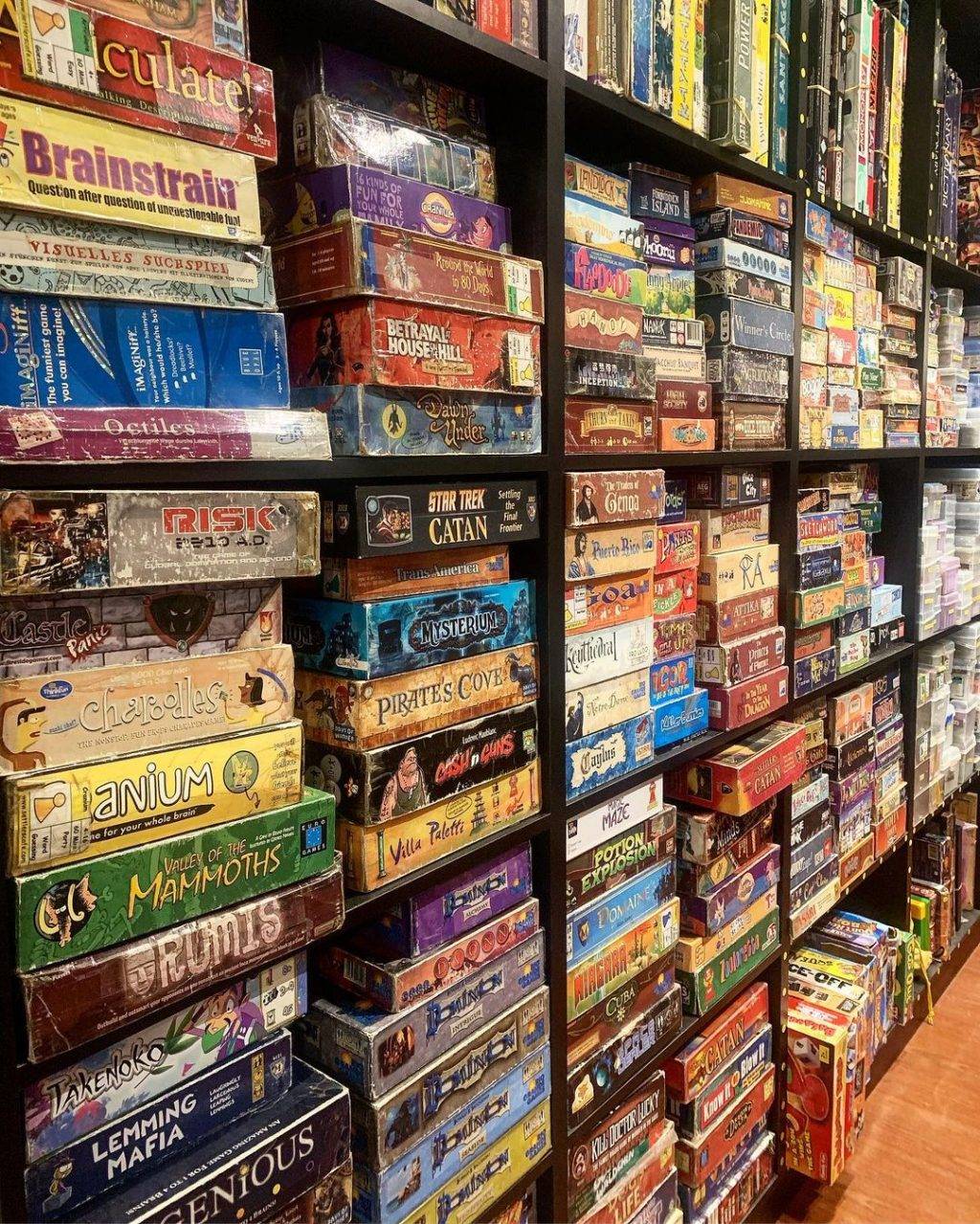 遊戲小天堂！新加坡首家桌遊咖啡廳🎮 整牆遊戲任你玩+24小時營業！私人包廂給你轟趴😎