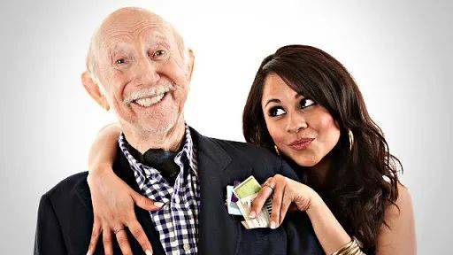 新加坡猥琐男假装“干爹”经纪人，骗了11个女孩拍裸照、发生关系