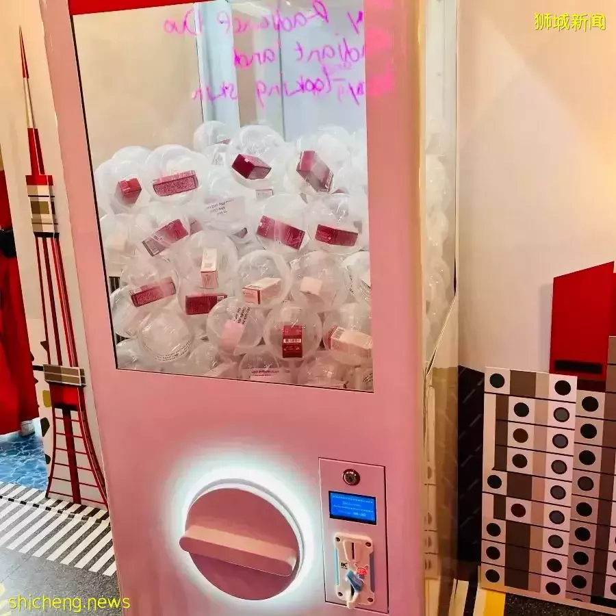 送盲盒、拿旅行小样、喝冰镇咖啡,娇韵诗快闪太豪了吧