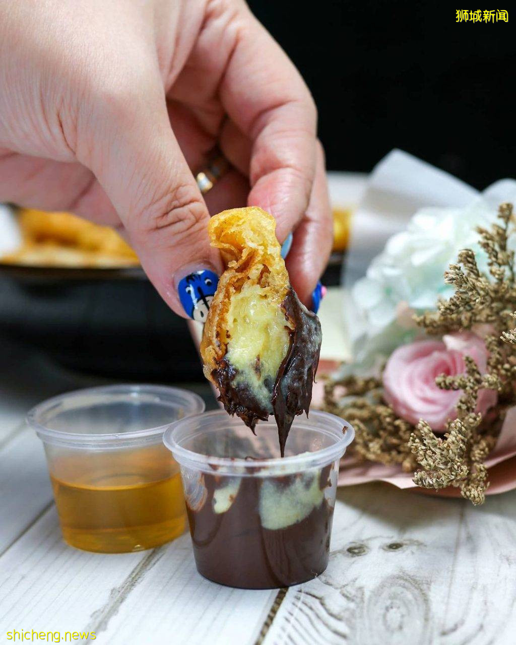 Sedap Durian爆漿炸榴梿‼沾上巧克力醬+蜂蜜、外酥裏嫩，綿密果肉夠濃郁夠味兒💥