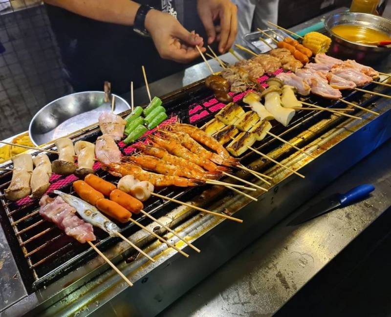 新加坡義順區露天酒吧🍻 Kamikaze Asian Tapas Bar 吹風喝酒吃燒烤，一串只要S$0.90