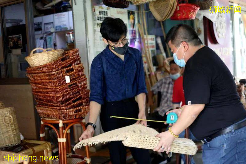 一邊給幼童坐,一邊給大人坐,見識下古早母子椅!承載幾代新加坡人回憶的竹藤手藝至今可好