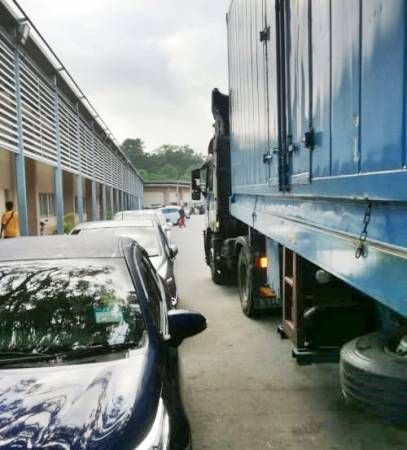 面对插队开罚 道路受阻   通关罗厘司机吐苦水