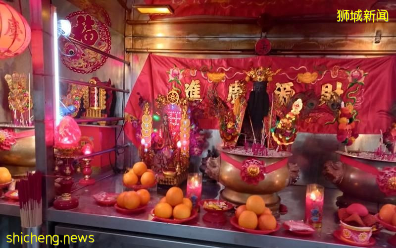 毛贼偷走熟食中心2香炉  摊贩报警