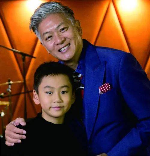 新加坡音樂教父卷入“網絡詐騙”案,“型英帥”惹的禍