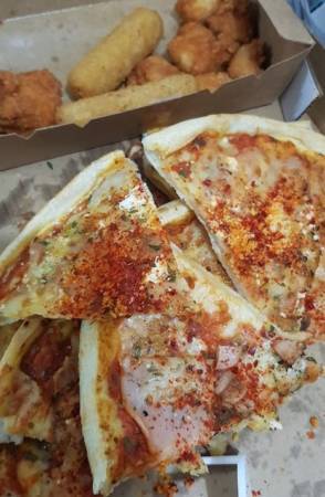 獅城夫婦疫中送暖 家門前准備幹糧披薩 免費讓馬勞領取