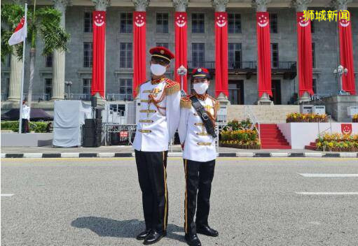 新加坡夫妇携手参与国庆军乐队表演，真是一本正经的撒狗粮呀