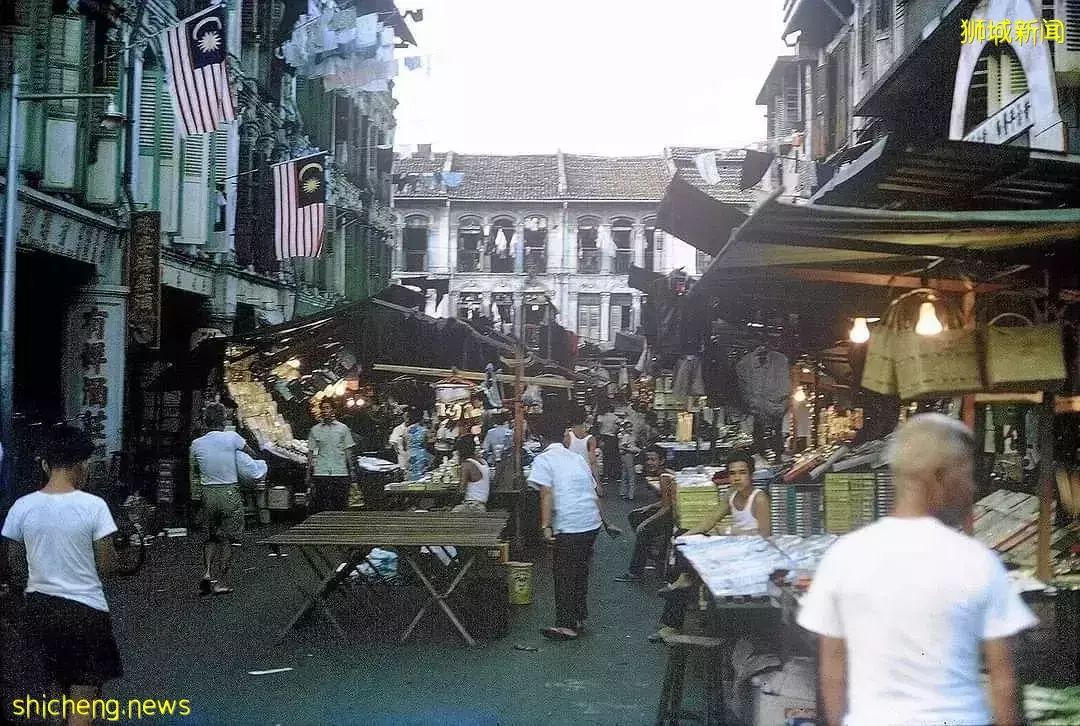 新加坡挂着马来西亚和日本国旗的不安逸年代