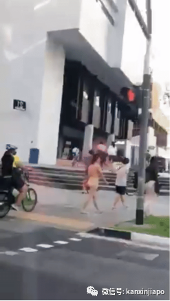 春光乍泄！女子提着包一丝不挂，在坡岛街上闲逛