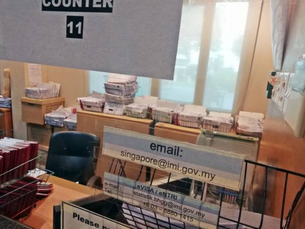 預約卻遲遲未回複 馬勞大排長龍苦等換護照