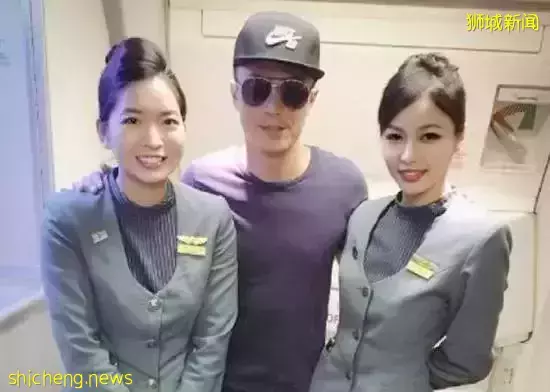 成龙和空姐搂肩照流出,还要电话、地址?女方回应!他两次为新加坡做好事而被骂