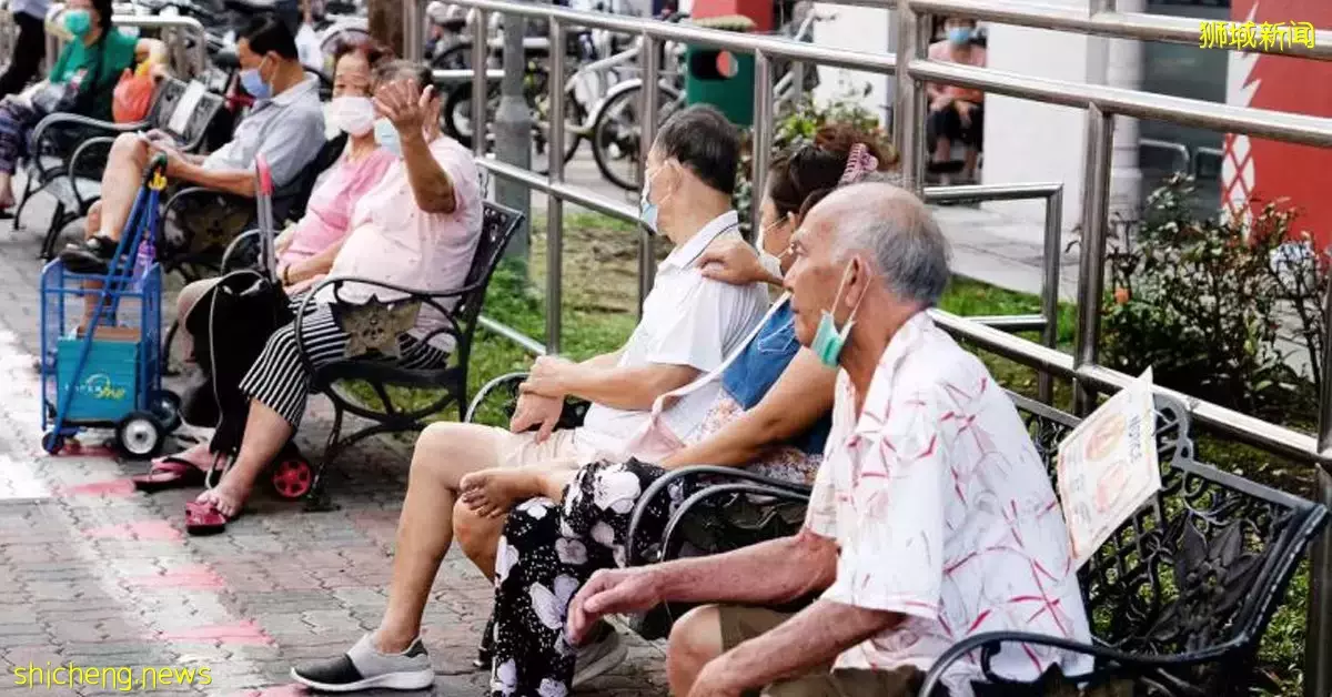 李显龙:与冠病共存 不等于全面放宽措施