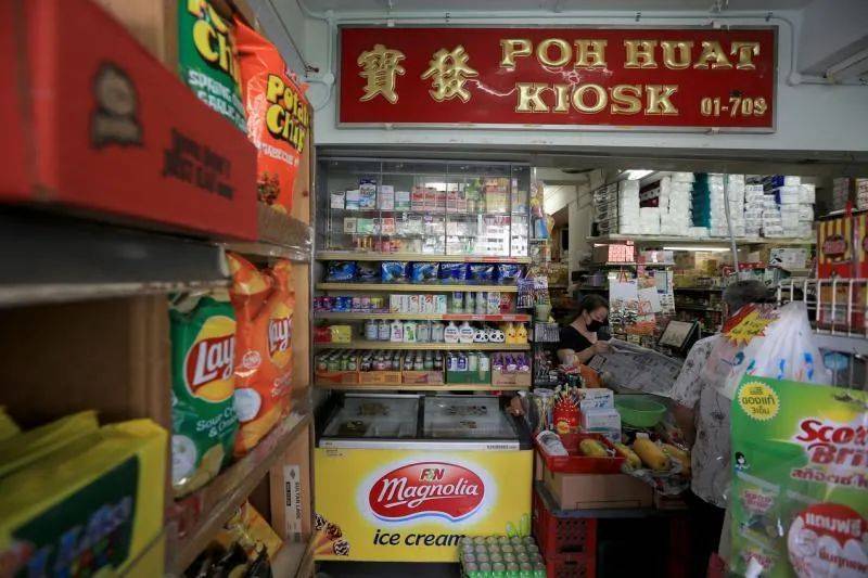 新加坡居然有設在有地私宅區、地下防空壕的老牌雜貨店,你見識過嗎