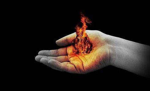 最毒婦人心?新加坡女人因爲吃醋,一杯熱水潑到了男友那裏