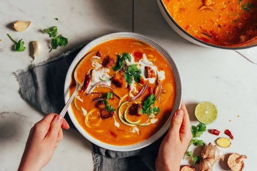 狮城的雨季来一口热辣暖胃的“冬阴功汤”，整个人仿佛回到泰国