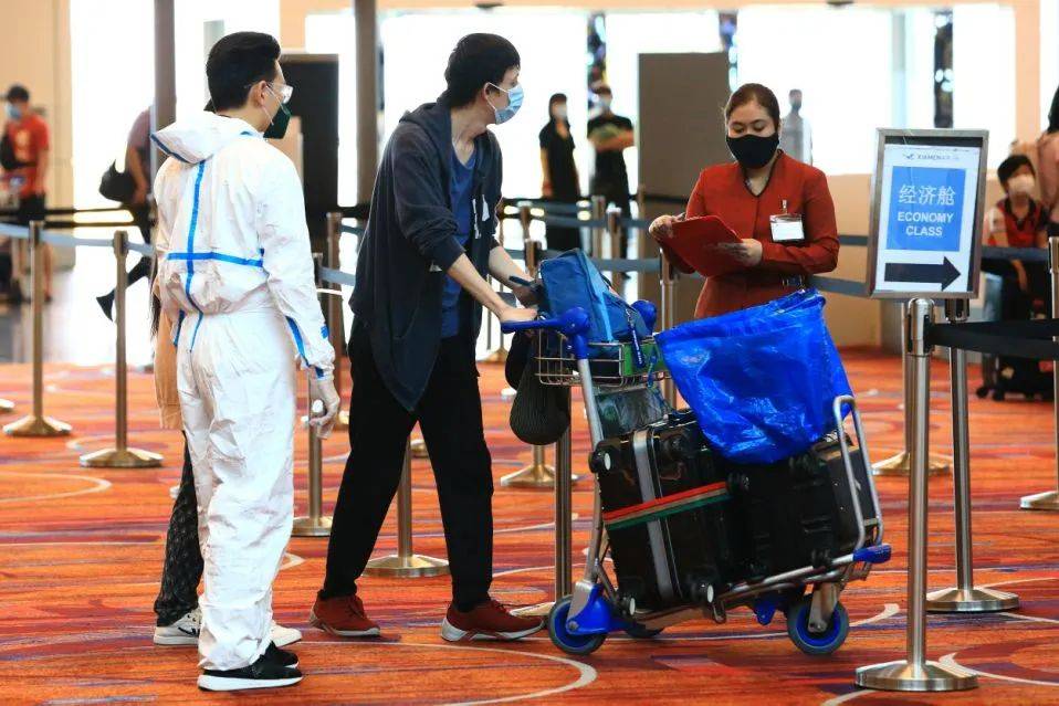 新加坡关闭多国绿色通道!32名女佣、机场安检员感染,入境通道有高风险