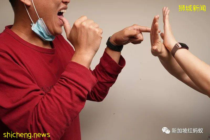 新加坡人年纪越大脾气越火爆？　这几人不但辱骂执法人员还动粗