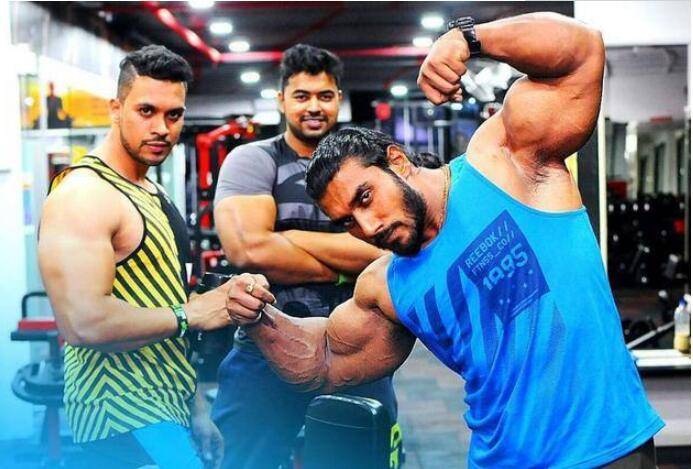 新加坡媽媽捐贈帥氣模特兒子衣物,網友調侃:公開征婚的節奏