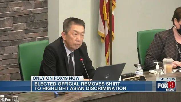 震驚！美國華裔官員被逼當場脫衣，回應歧視和汙蔑！新加坡也有“隱性歧視”嗎