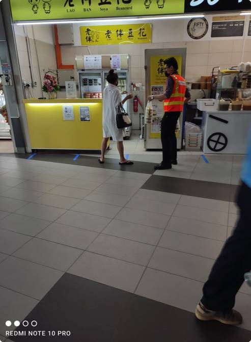 想对公车车长表示感谢,一女子买30杯豆花送车长